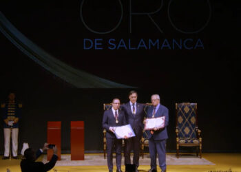 El Casino de Salamanca y la Hermandad de Donantes de Sangre se visten de oro y reciben el homenaje de la ciudad