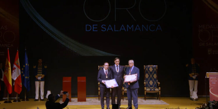 El Casino de Salamanca y la Hermandad de Donantes de Sangre se visten de oro y reciben el homenaje de la ciudad