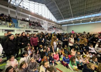 Un millar de niños y padres acuden al pabellón ‘Fay’ para celebrar la Nochevieja infantil y despedir el año