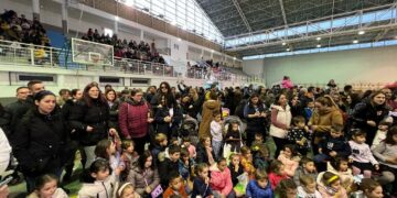 Un millar de niños y padres acuden al pabellón ‘Fay’ para celebrar la Nochevieja infantil y despedir el año