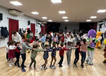 Los más pequeños celebran su fiesta de fin de año con música, bailes y acompañados de sus personajes Disney preferidos