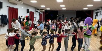 Los más pequeños celebran su fiesta de fin de año con música, bailes y acompañados de sus personajes Disney preferidos