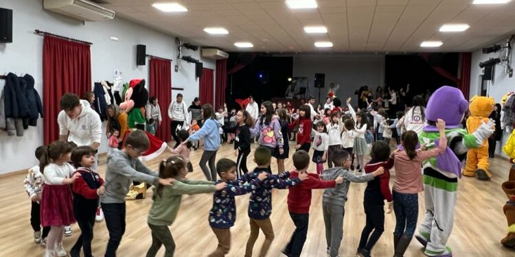 Los más pequeños celebran su fiesta de fin de año con música, bailes y acompañados de sus personajes Disney preferidos
