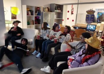 Los jóvenes de Santa Marta despiden el año con un bingo de caramelos, las tradicionales campanadas y karaoke