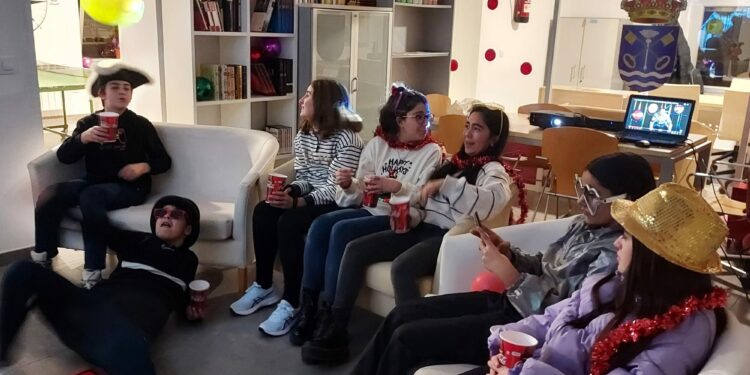 Los jóvenes de Santa Marta despiden el año con un bingo de caramelos, las tradicionales campanadas y karaoke