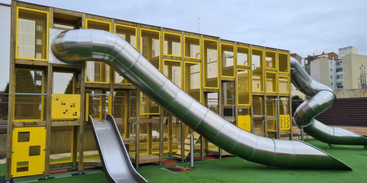 La inversión de 174.300 euros da un nuevo aspecto a la Plaza de la Concordia