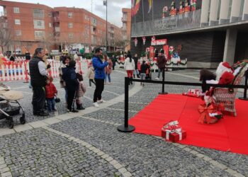 Los niños de Santa Marta entregan sus cartas y deseos en la recepción de Papá Noel