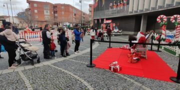 Los niños de Santa Marta entregan sus cartas y deseos en la recepción de Papá Noel