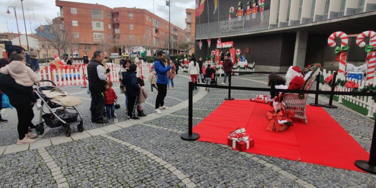Los niños de Santa Marta entregan sus cartas y deseos en la recepción de Papá Noel