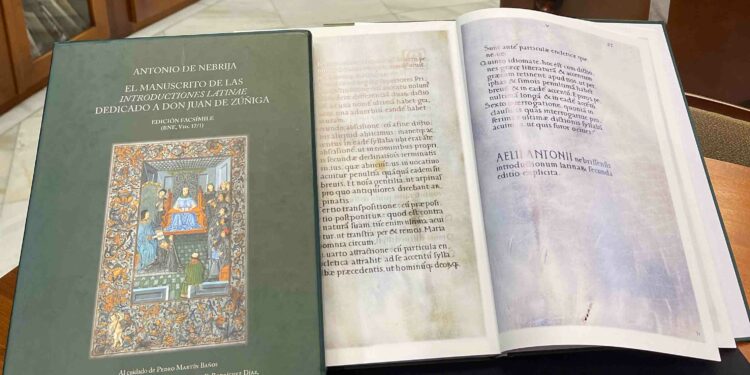 La Diputación recibe ‘El Manuscrito de las Introductiones Latinae’ donado por la Diputación de Badajoz