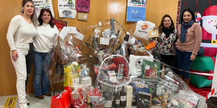 ‘La Blasa’, la gran cesta navideña del ampa del colegio San Blas espera al ganador