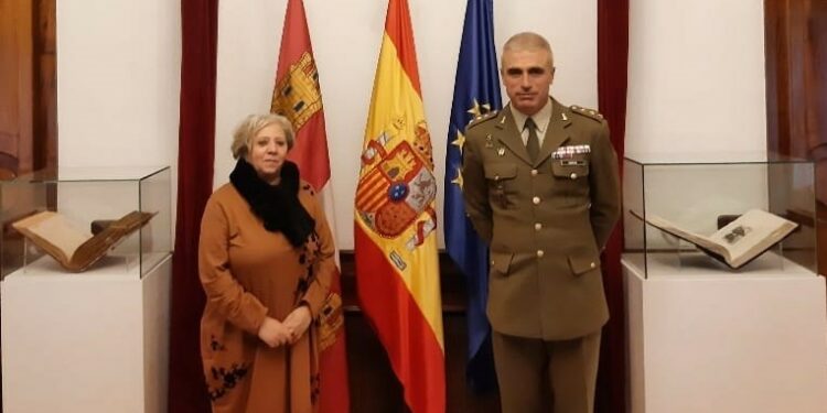 La subdelegada del Gobierno recibe al coronel Javier García López en su despedida como jefe del Regimiento de Especialidades de Ingenieros (REI) 11