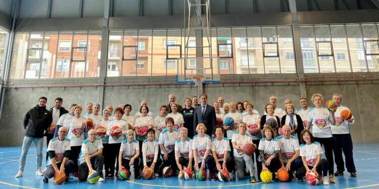 Los mayores encestan su ilusión en el entrenamiento de la jornada ‘Supersenior’