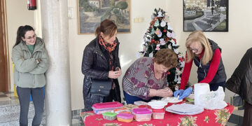 Bocaditos de pimiento, atún y anchoas, tartaletas de surimi y langostinos o huevos rellenos de paté de bacalao y pimientos, algunas de las elaboraciones del taller de cocina para mayores