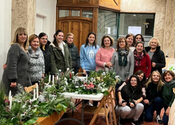 El taller de centros de Navidad naturales y la clausura del mercadillo navideño completan la jornada dominical en Villamayor