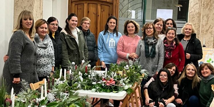 El taller de centros de Navidad naturales y la clausura del mercadillo navideño completan la jornada dominical en Villamayor