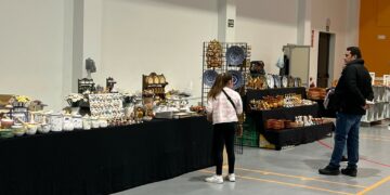 El mercado de piezas artesanales en barro inaugura las actividades navideñas en Villares