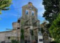 Comienzan las obras para la limpieza y recuperación de la espadaña de la iglesia tras dos años de espera