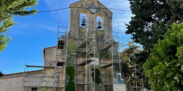 Comienzan las obras para la limpieza y recuperación de la espadaña de la iglesia tras dos años de espera