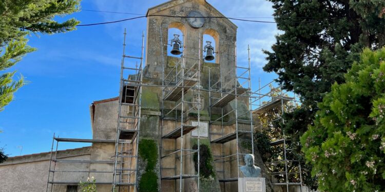 Comienzan las obras para la limpieza y recuperación de la espadaña de la iglesia tras dos años de espera
