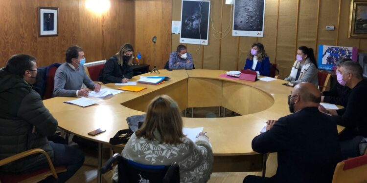 El aumento del servicio de autobús y de las ayudas sociales, junto a la expropiación para ejecutar dos rotondas que mejorarán la movilidad en los accesos al municipio, entre las inversiones del presupuesto 2023