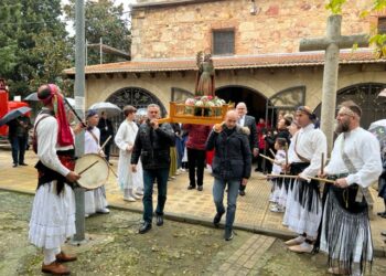 Santa Bárbara sale en procesión bajo la lluvia y al ritmo de las danzas tradicionales del paleo y las tapaderas en su honor