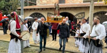 Santa Bárbara sale en procesión bajo la lluvia y al ritmo de las danzas tradicionales del paleo y las tapaderas en su honor