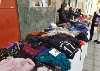 Las mujeres de Cabrerizos desafían al frío y sacan el mercadillo solidario a la calle a favor de los afectados por la guerra de Ucrania