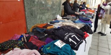 Las mujeres de Cabrerizos desafían al frío y sacan el mercadillo solidario a la calle a favor de los afectados por la guerra de Ucrania