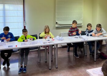 Los niños elaboran un original regalo navideño con el cubo mágico y sus fotos favoritas