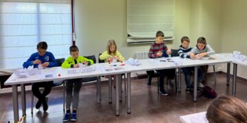 Los niños elaboran un original regalo navideño con el cubo mágico y sus fotos favoritas