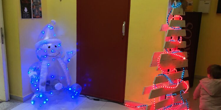 Vuelven los concursos de microrrelatos y mini árboles de Navidad para despertar la creatividad de los vecinos