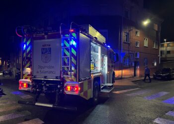 Alarma vecinal por el incendio de una moto en un garaje del centro de Carbajosa