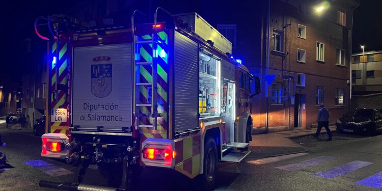 Alarma vecinal por el incendio de una moto en un garaje del centro de Carbajosa