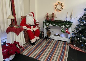 Más de 500 niños han pasado a visitar la casa de Papá Noel en Carbajosa