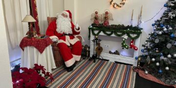 Más de 500 niños han pasado a visitar la casa de Papá Noel en Carbajosa