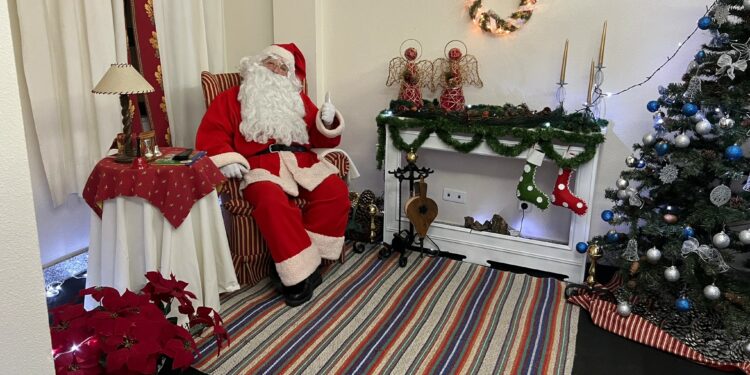 Más de 500 niños han pasado a visitar la casa de Papá Noel en Carbajosa