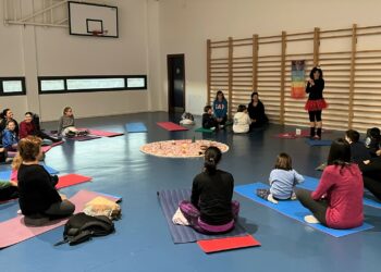 La animada sesión de yoga en familia retoma las actividades navideñas