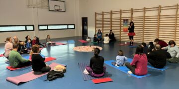 La animada sesión de yoga en familia retoma las actividades navideñas