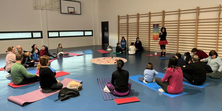 La animada sesión de yoga en familia retoma las actividades navideñas