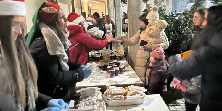 El chocolate solidario reúne a medio millar de vecinos para comenzar juntos las celebraciones navideñas