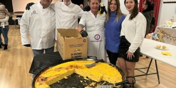 Más de 300 huevos y 24 kilos de patatas para la mega tortilla solidaria a favor de Ucrania