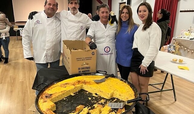 Más de 300 huevos y 24 kilos de patatas para la mega tortilla solidaria a favor de Ucrania