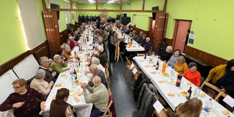 La comida navideña reúne a 130 mayores de Villamayor
