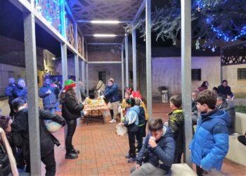 La decoración del árbol de Navidad y la chocolatada popular dan el pistoletazo de salida al programa navideño