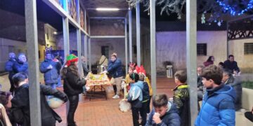 La decoración del árbol de Navidad y la chocolatada popular dan el pistoletazo de salida al programa navideño