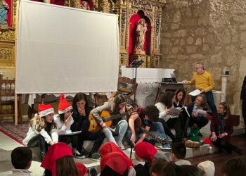 Lleno en la iglesia de Cabrerizos para celebrar el festival navideño de la parroquia