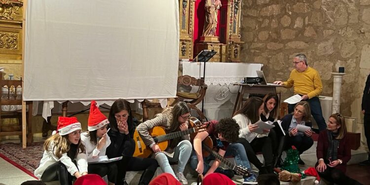 Lleno en la iglesia de Cabrerizos para celebrar el festival navideño de la parroquia
