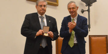 Francisco Lozano recibe la Medalla a la Real Academia de Medicina que otorga la Universidad de Salamanca