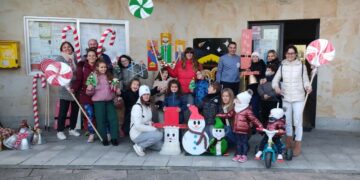 Los vecinos salen a las calles para decorarlas y llenarlas de ambiente navideño